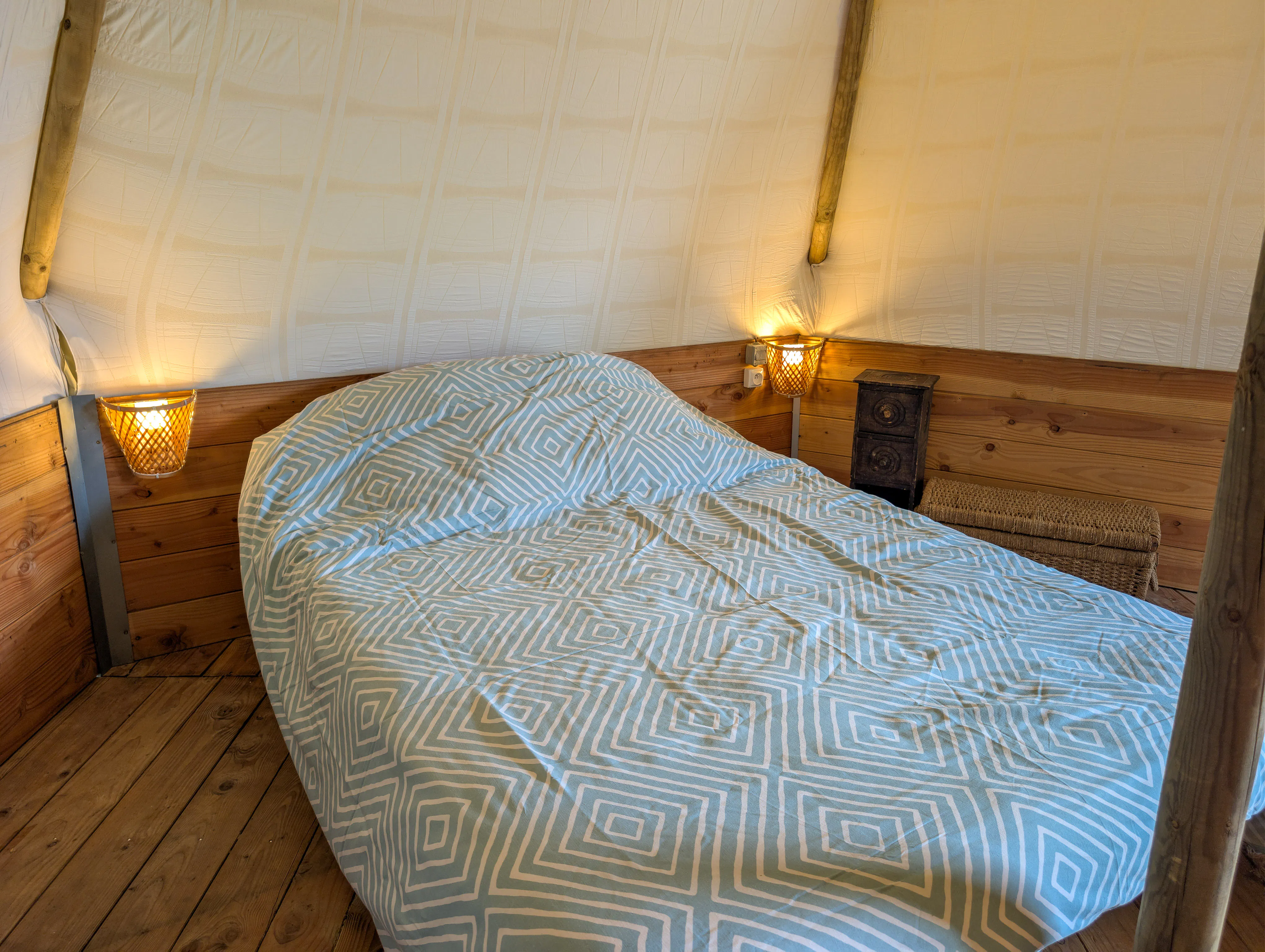 Au-Bonheur-Nomade - vue du lit double du Tipi Trappeur