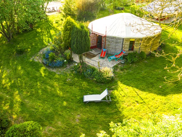 Vue aérienne de la yourte contemporaine rouge de 48m² avec sa terrasse et son jardin.