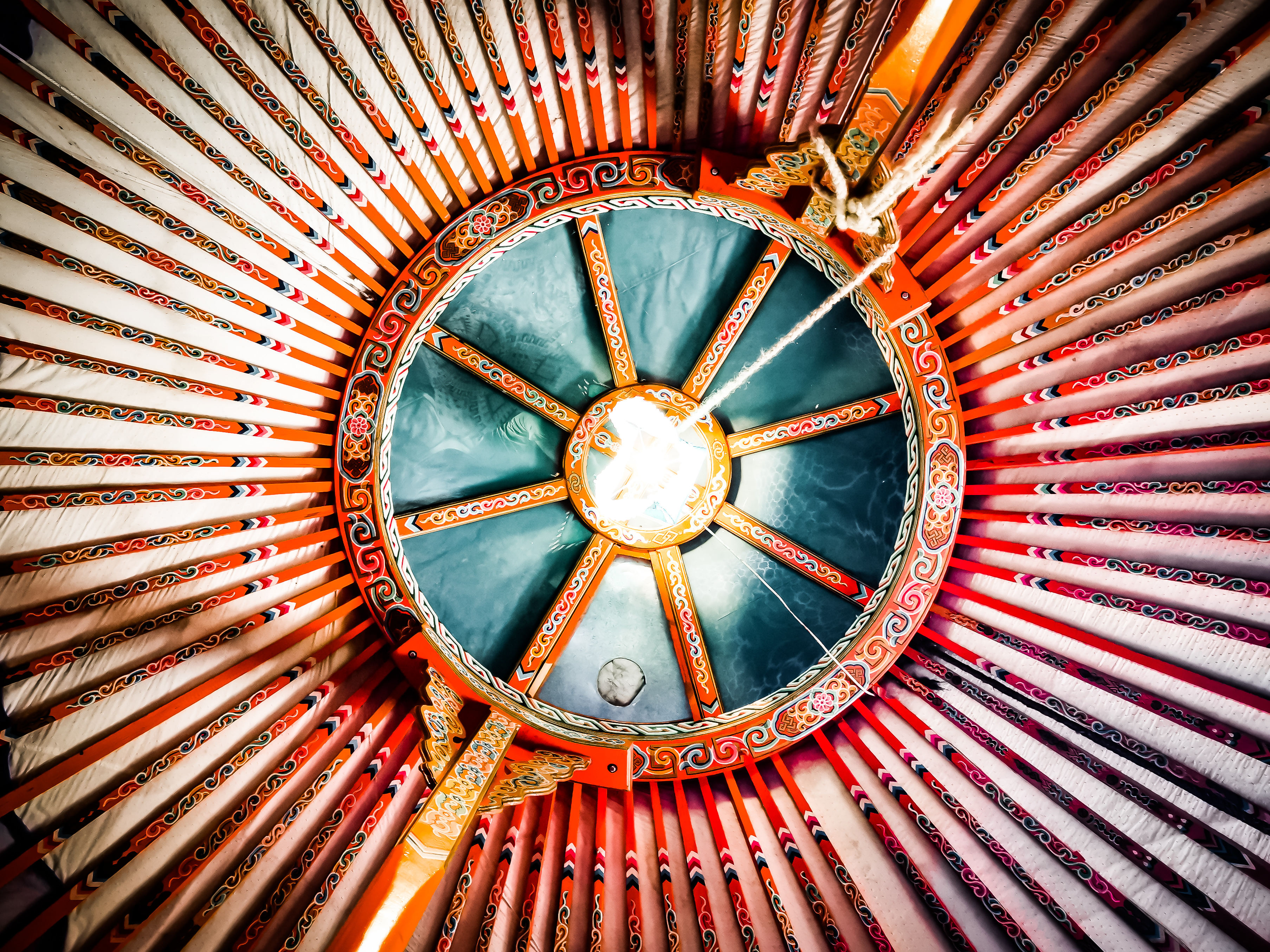 Plafond de la yourte traditionnelle orange de Mongolie.