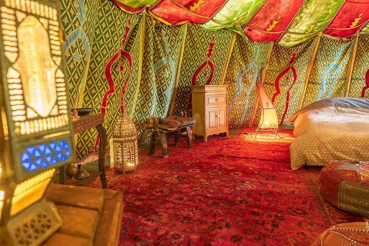 Intérieur Tente caidale marocaine. Vue sur le mobilier typique bis.