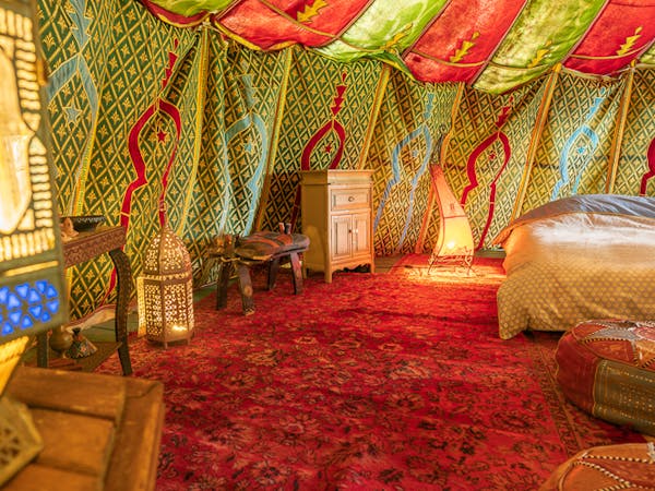 Intérieur Tente caidale marocaine. Vue sur le mobilier typique bis.