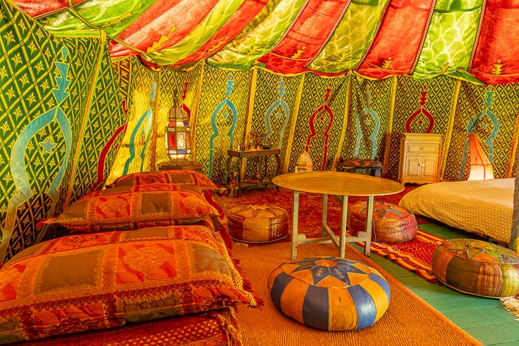 Intérieur Tente caidale marocaine. Vue sur le coin salon.