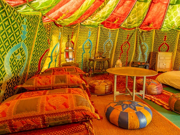 Intérieur Tente caidale marocaine. Vue sur le coin salon.