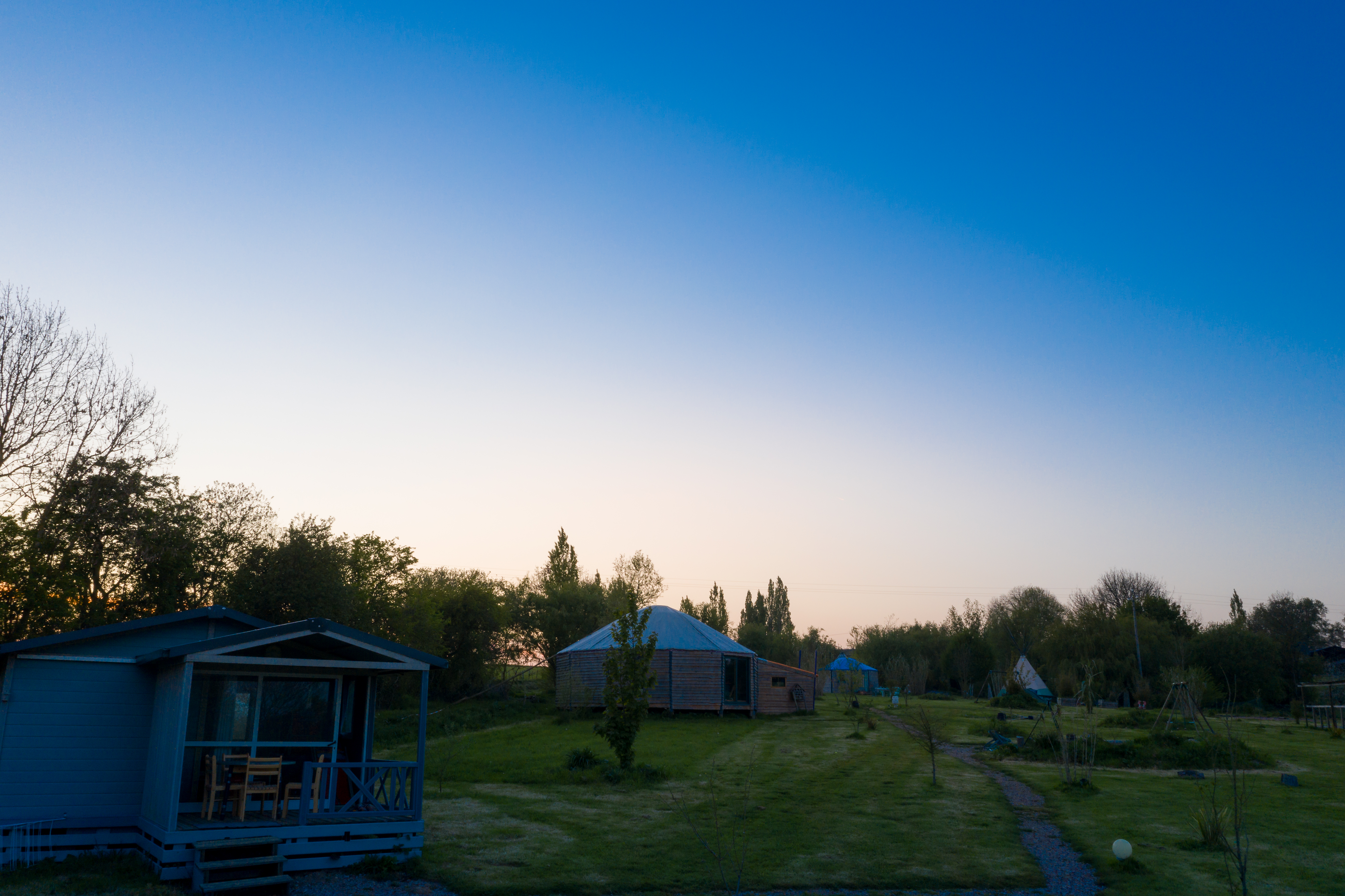 Blue hour avec vue sur les chalets d'Au Bonheur Nomade et la yourte contemporaine géante