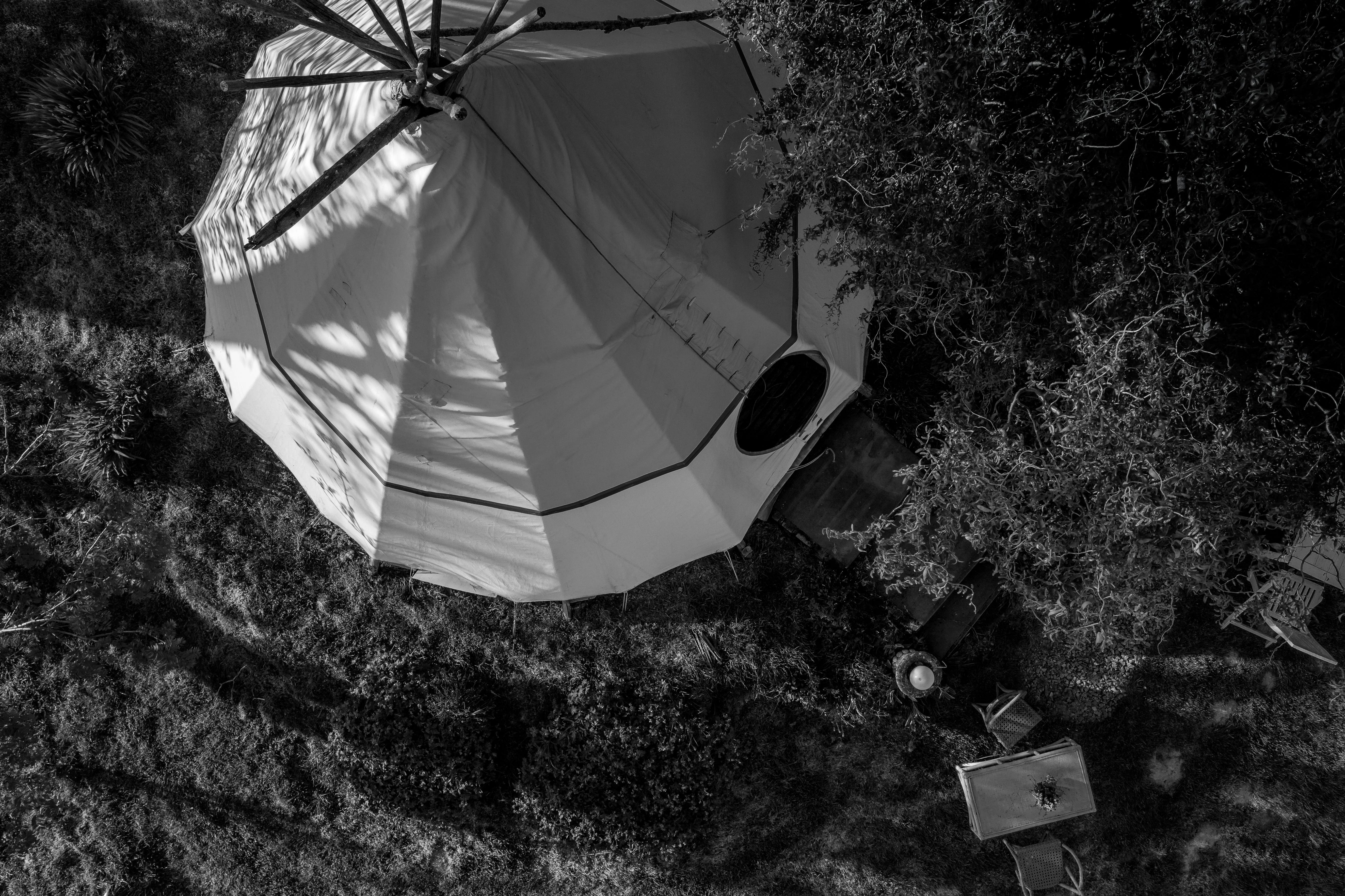 Tipi en noir et blanc, vue aérienne en plongée