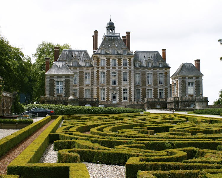 Château de Balleroy vue sur le jardin à la francaise.