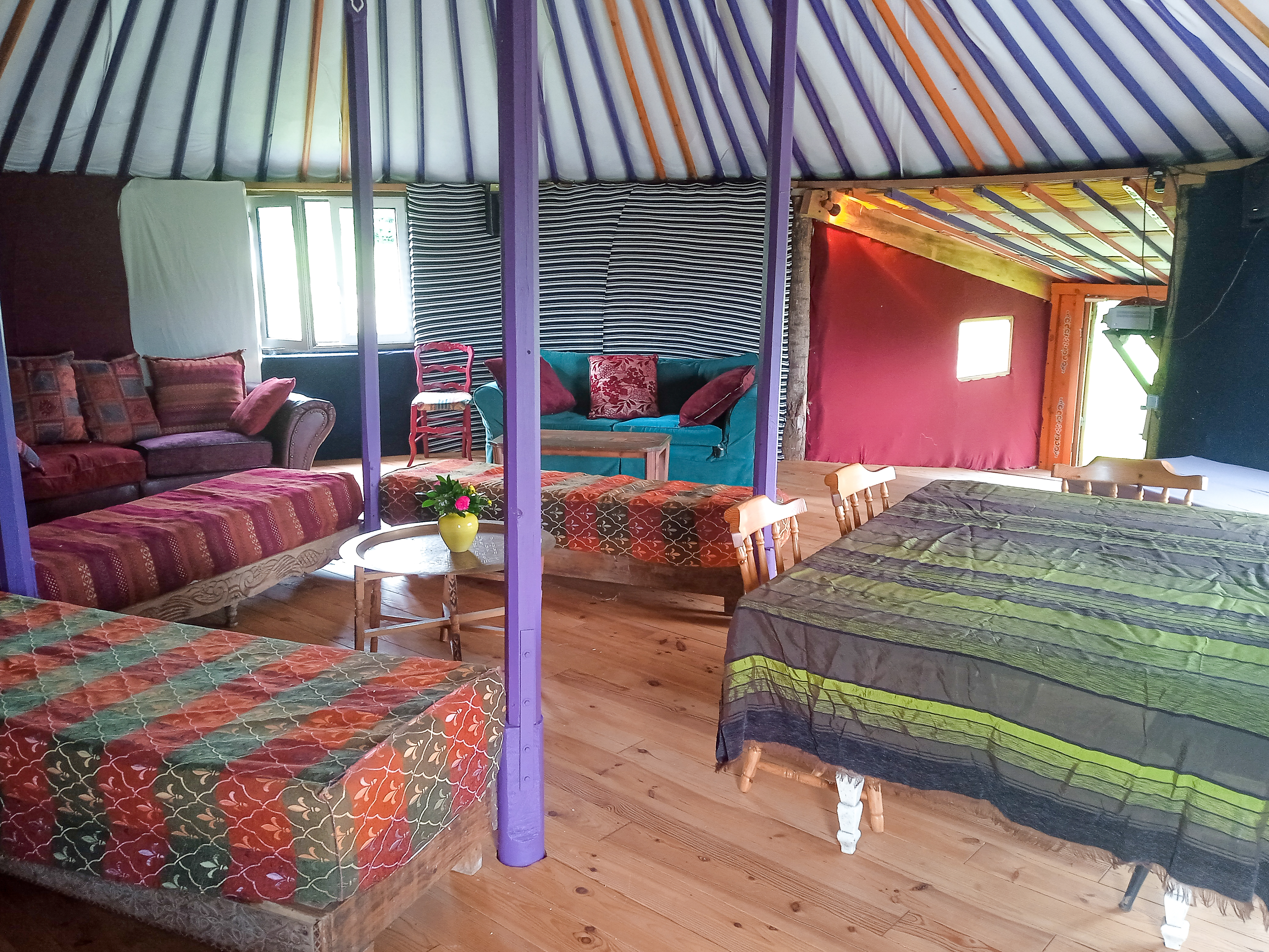 Au-Bonheur-Nomade-Intérieur de la yourte contemporaine Giant de 88m²