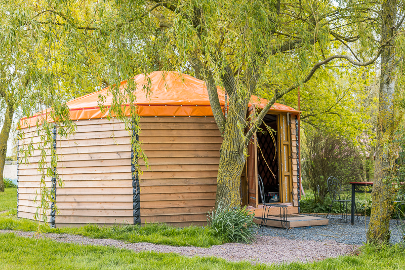 Au-Bonheur-Nomade-Yourte-Orange-28m²-Extérieur-Vacances-insolites-famille-1