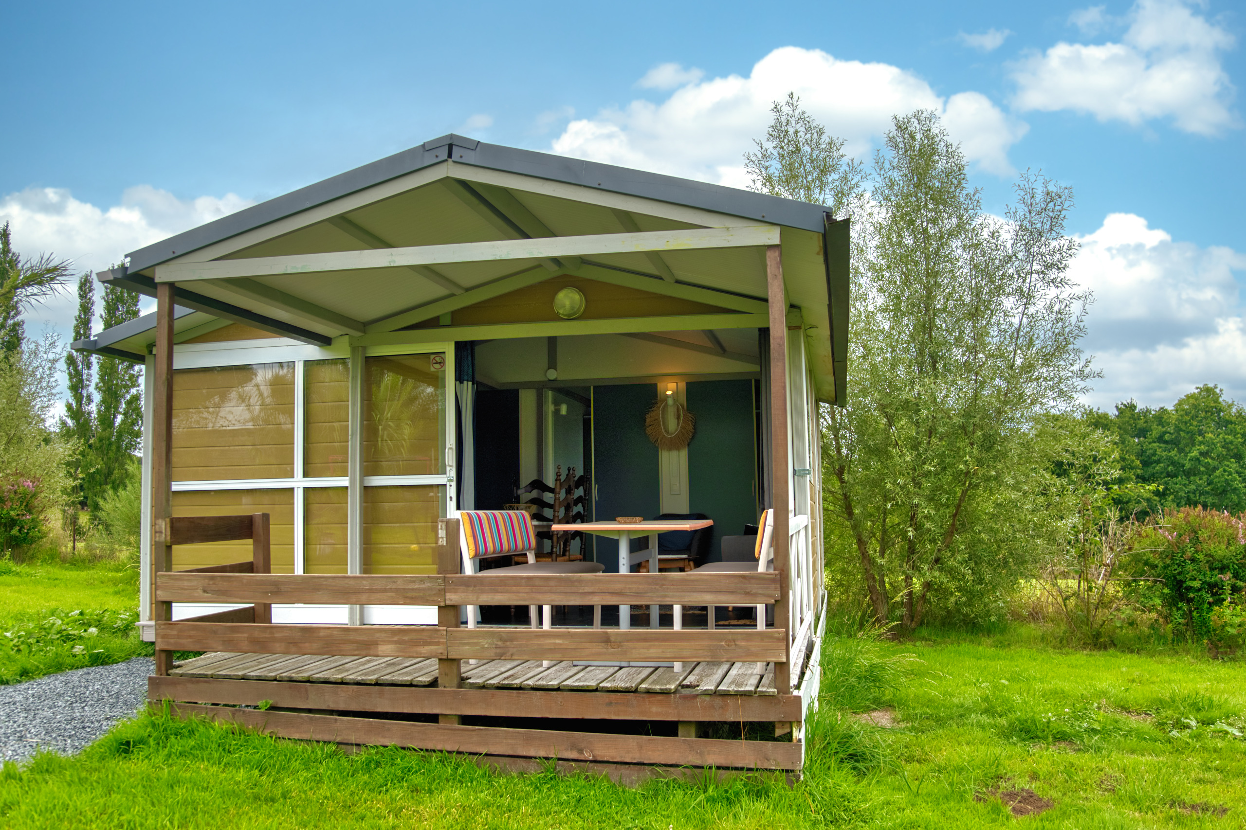 Au-Bonheur-Nomade - vue extérieure du Chalet Marron avec la terrasse