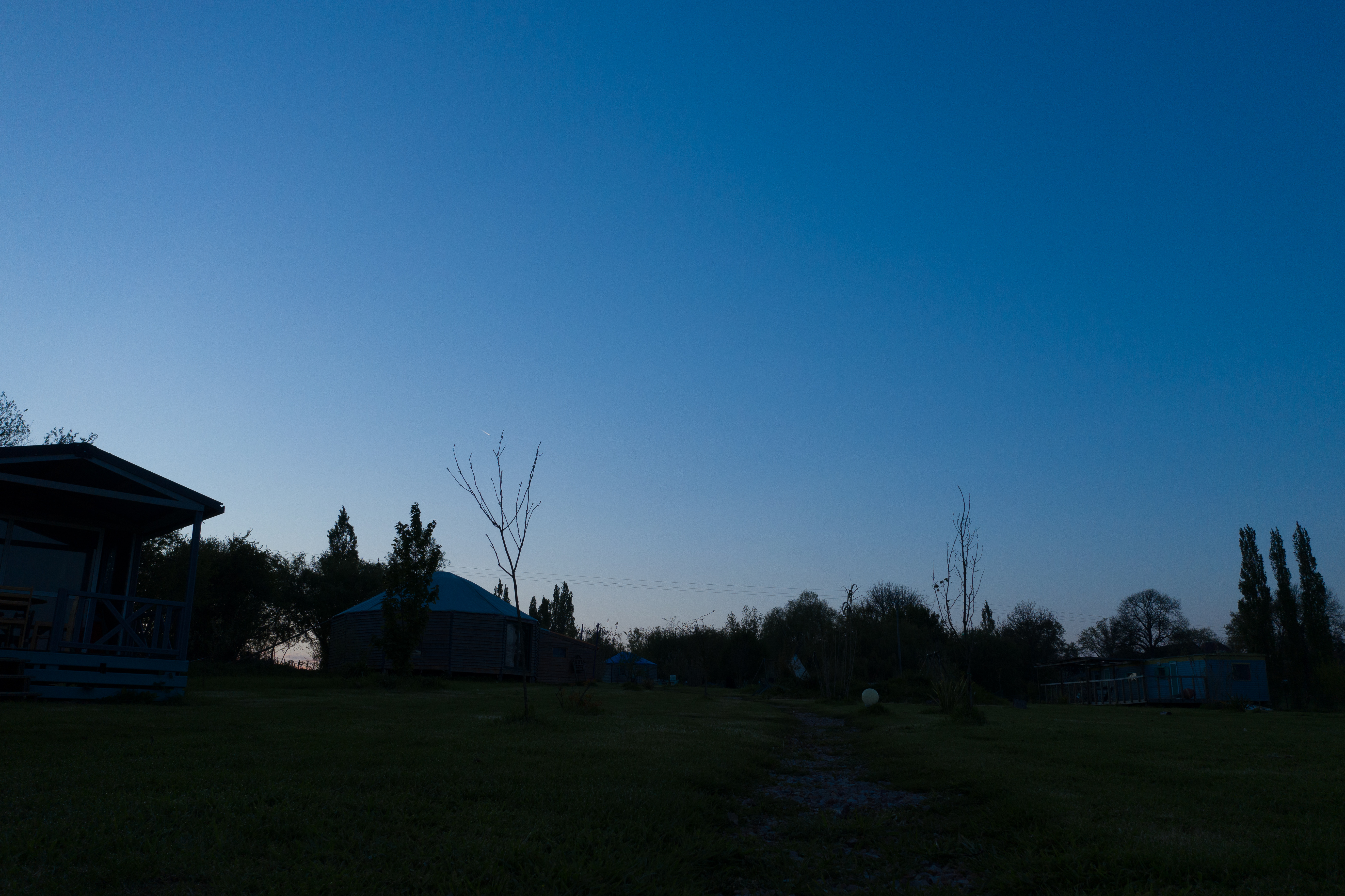 Coucher de soleil, vue sur la yourte géante de 100m².