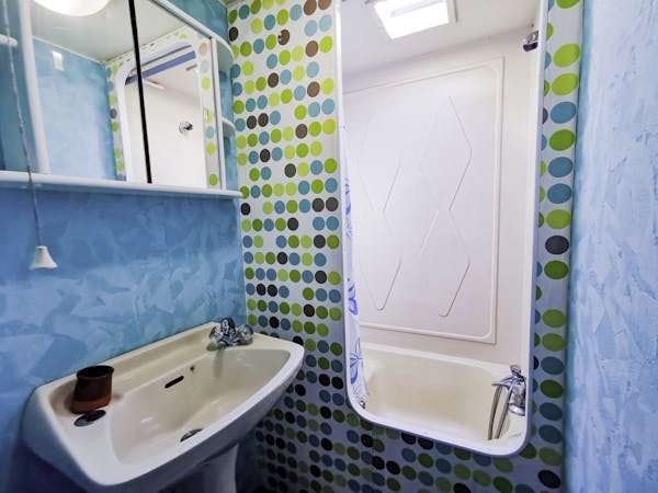 Au-Bonheur-Nomade-MobilHome-Interieur salle de bain avec baignoire douche sabot