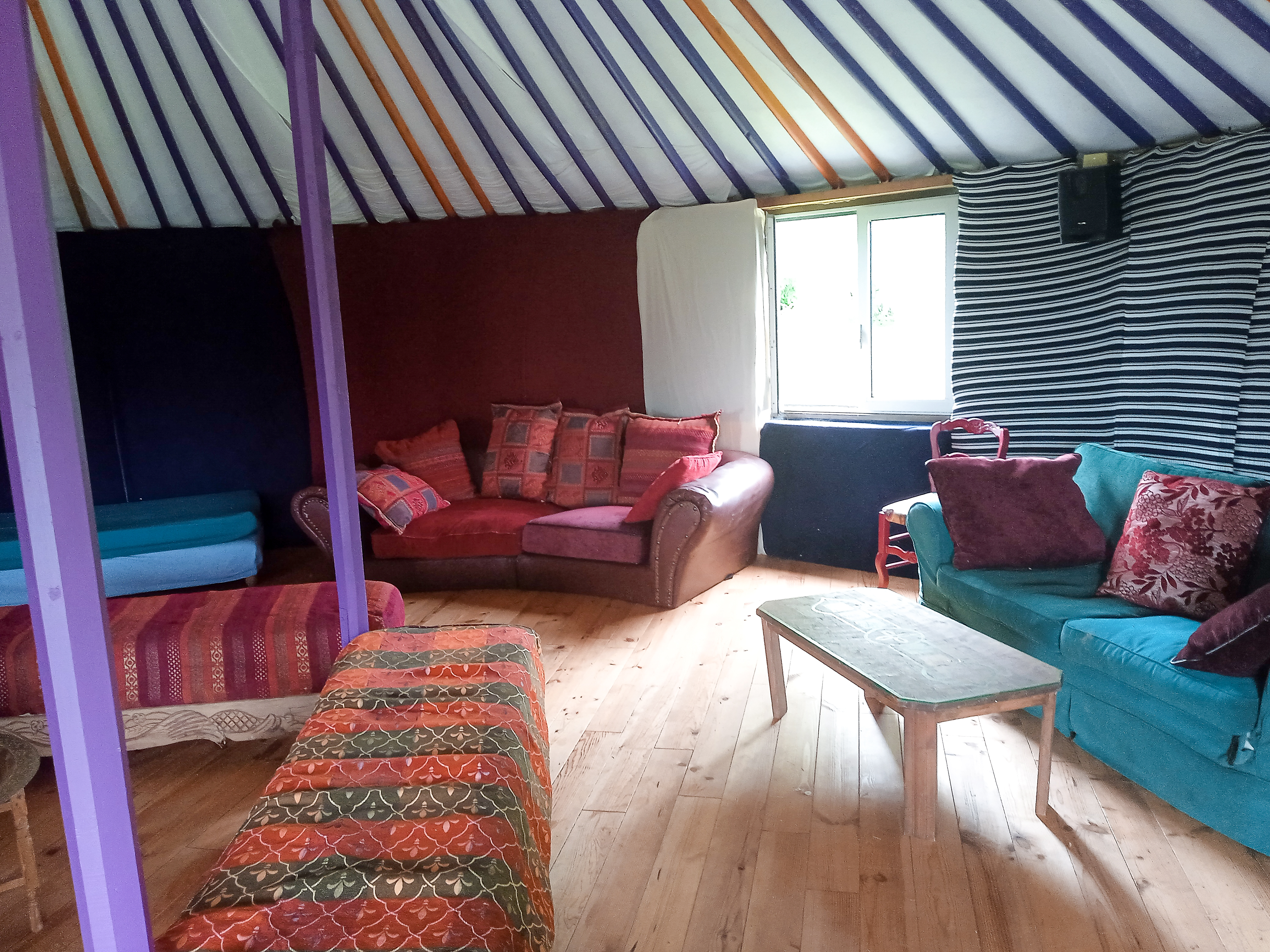 Au-Bonheur-Nomade-Intérieur de la yourte contemporaine Giant de 88m²