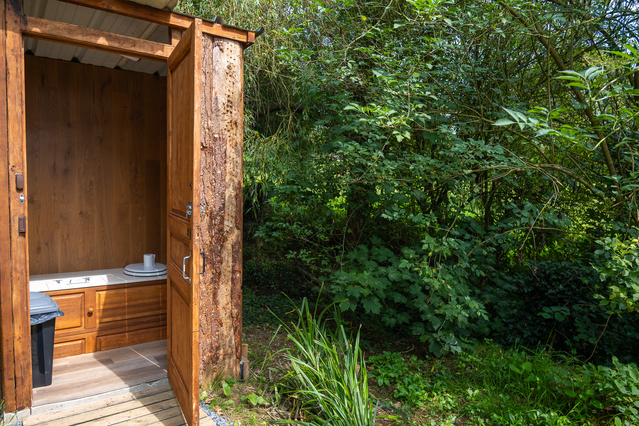 Au-Bonheur-Nomade - vue des toilettes sèches privatives du tipi trappeur