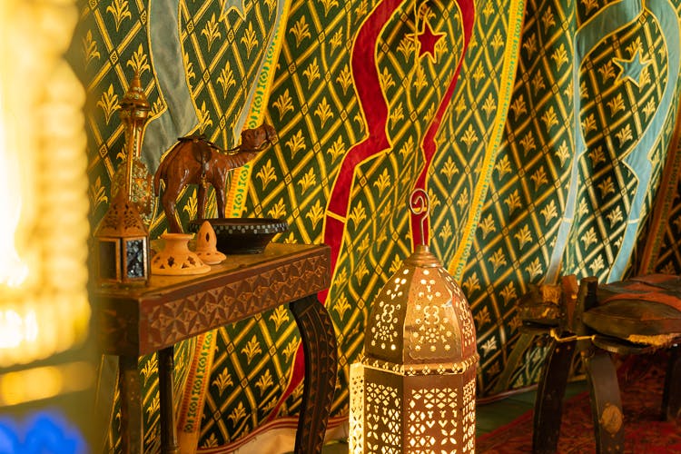 Intérieur Tente caidale marocaine. Vue sur le mobilier typique.
