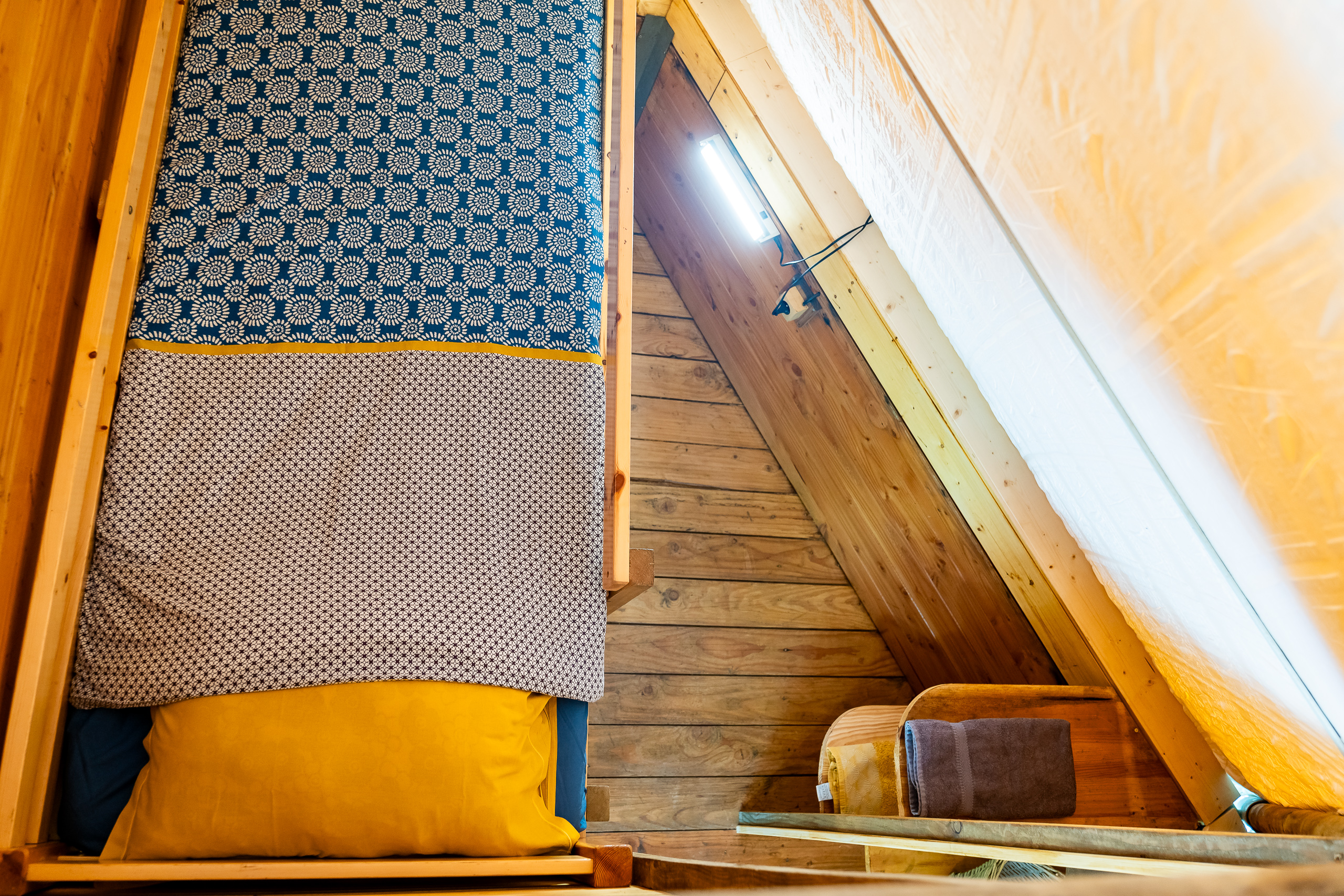 Au-Bonheur-Nomade - vue intérieure du tipi trappeur, de la chambre enfant constituée de 2 lits superposés