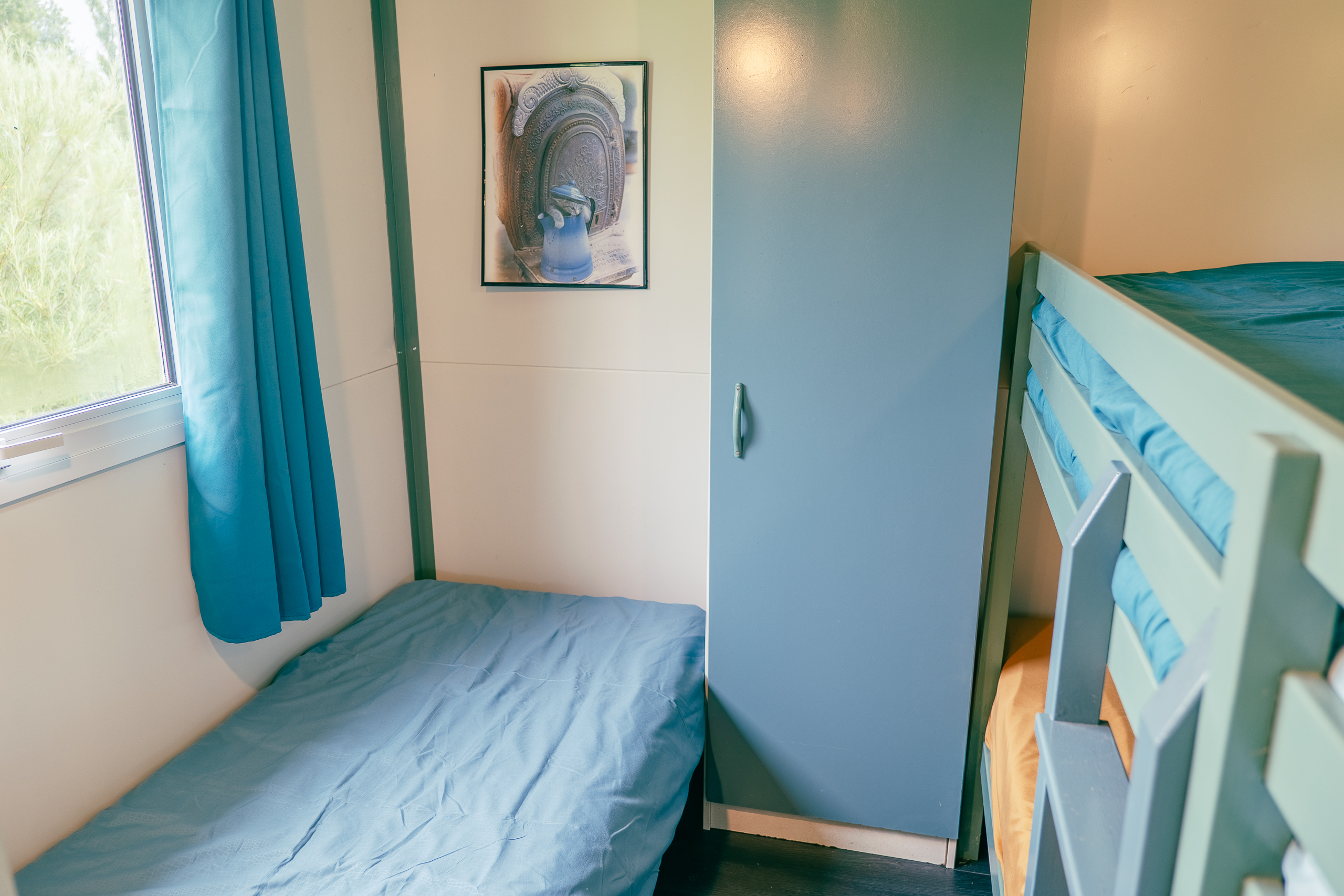 Au-Bonheur-Nomade - vue intérieure de la chambre enfant du chalet marron. 3 lits simples