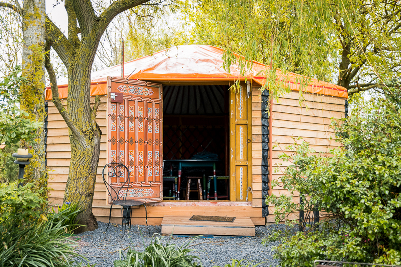 Au-Bonheur-Nomade-Yourte-Orange-28m²-Extérieur-Vacances-insolites-famille-1