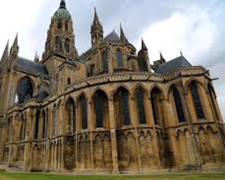 Cathédrale de Bayeux à 20 minutes d'Au Bonheur Nomade.