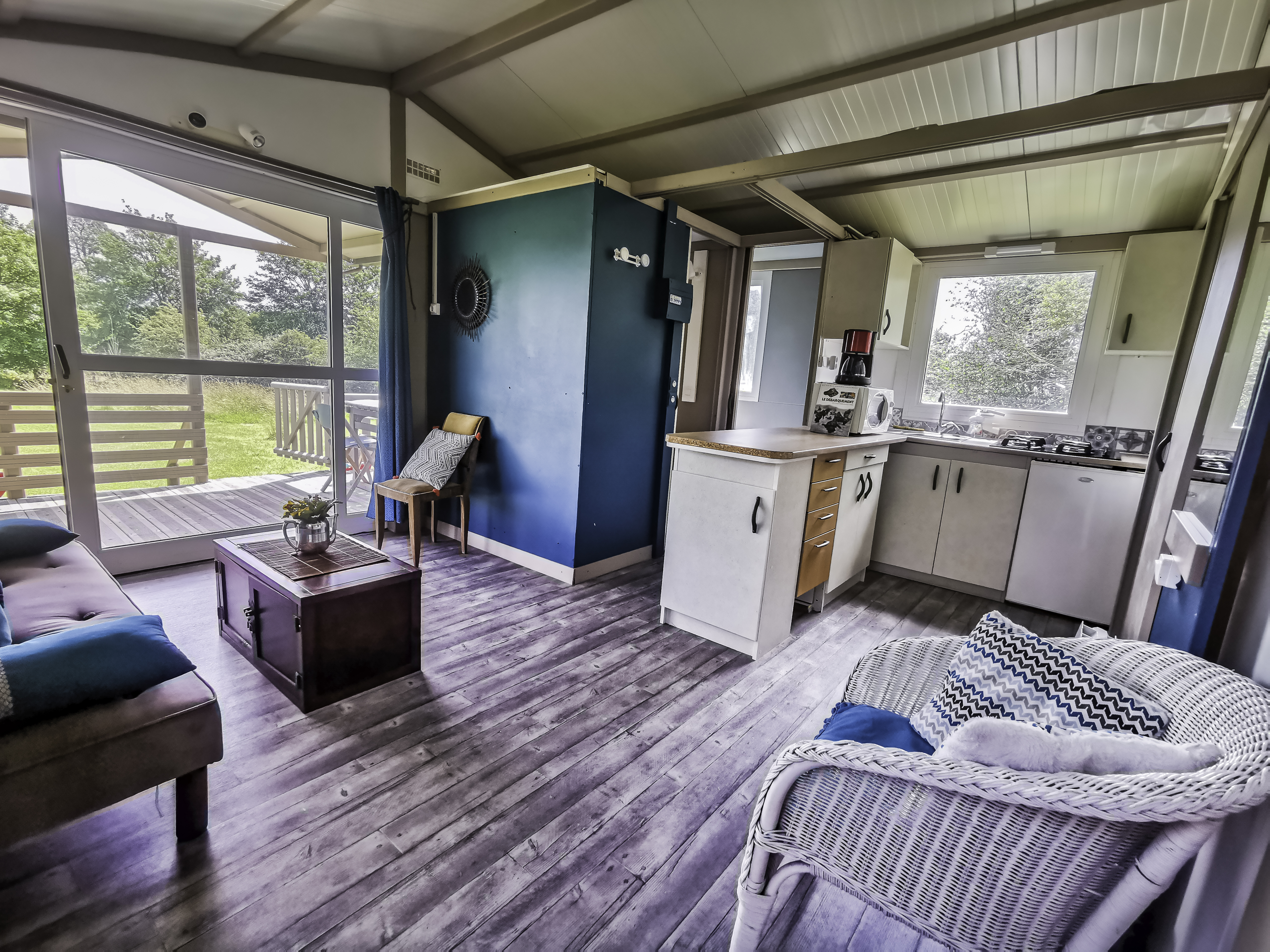 Chalet Orange 6 couchages - Au Bonheur Nomade - Salon avec canapé salle à manger et cuisine équipé