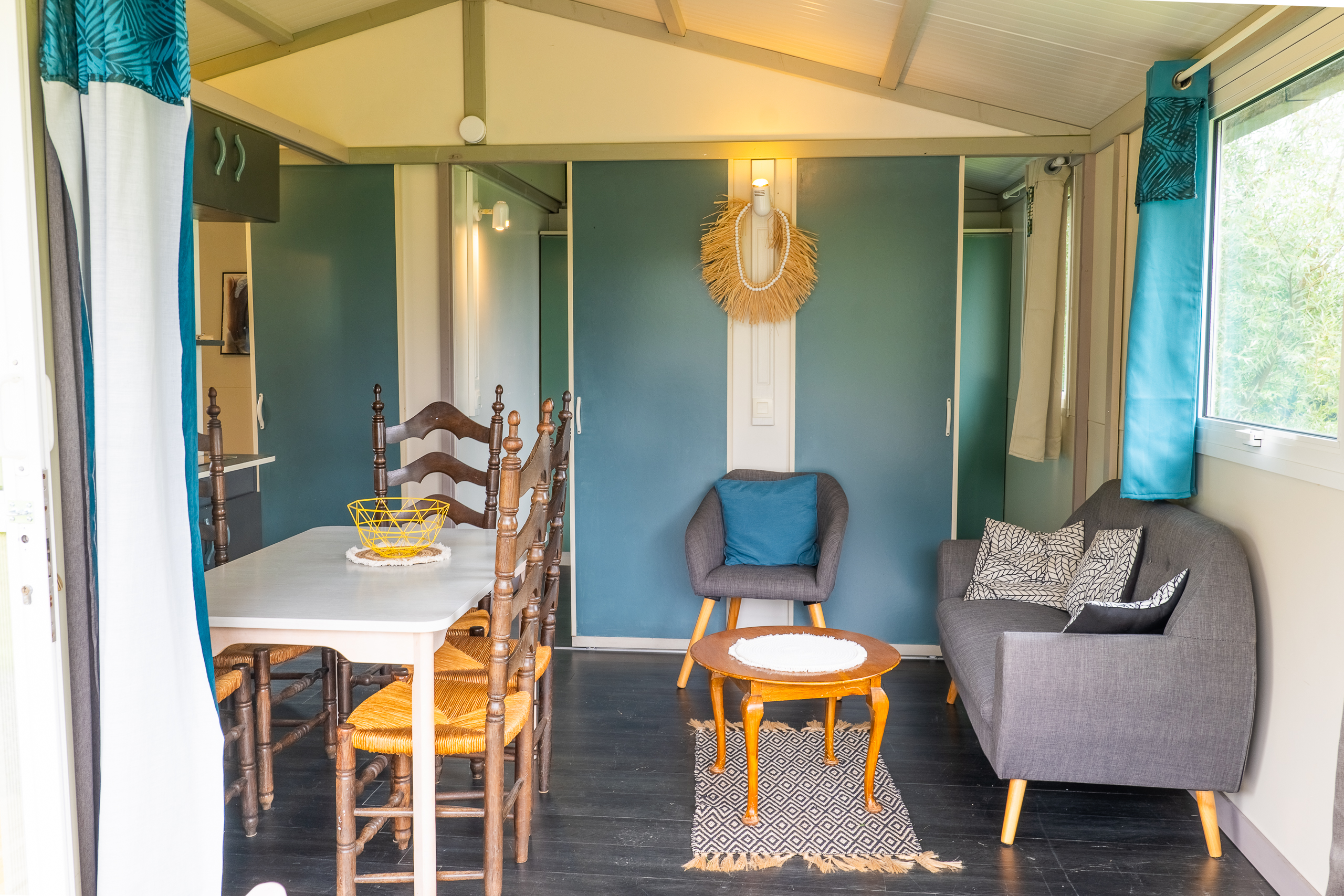 Au-Bonheur-Nomade - vue intérieure du salon et de la salle à manger du chalet marron