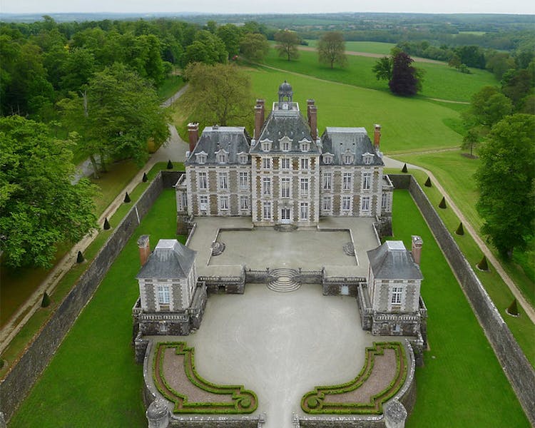 Château de Balleroy vue sur le jardin à la francaise. Photo prise au drone.