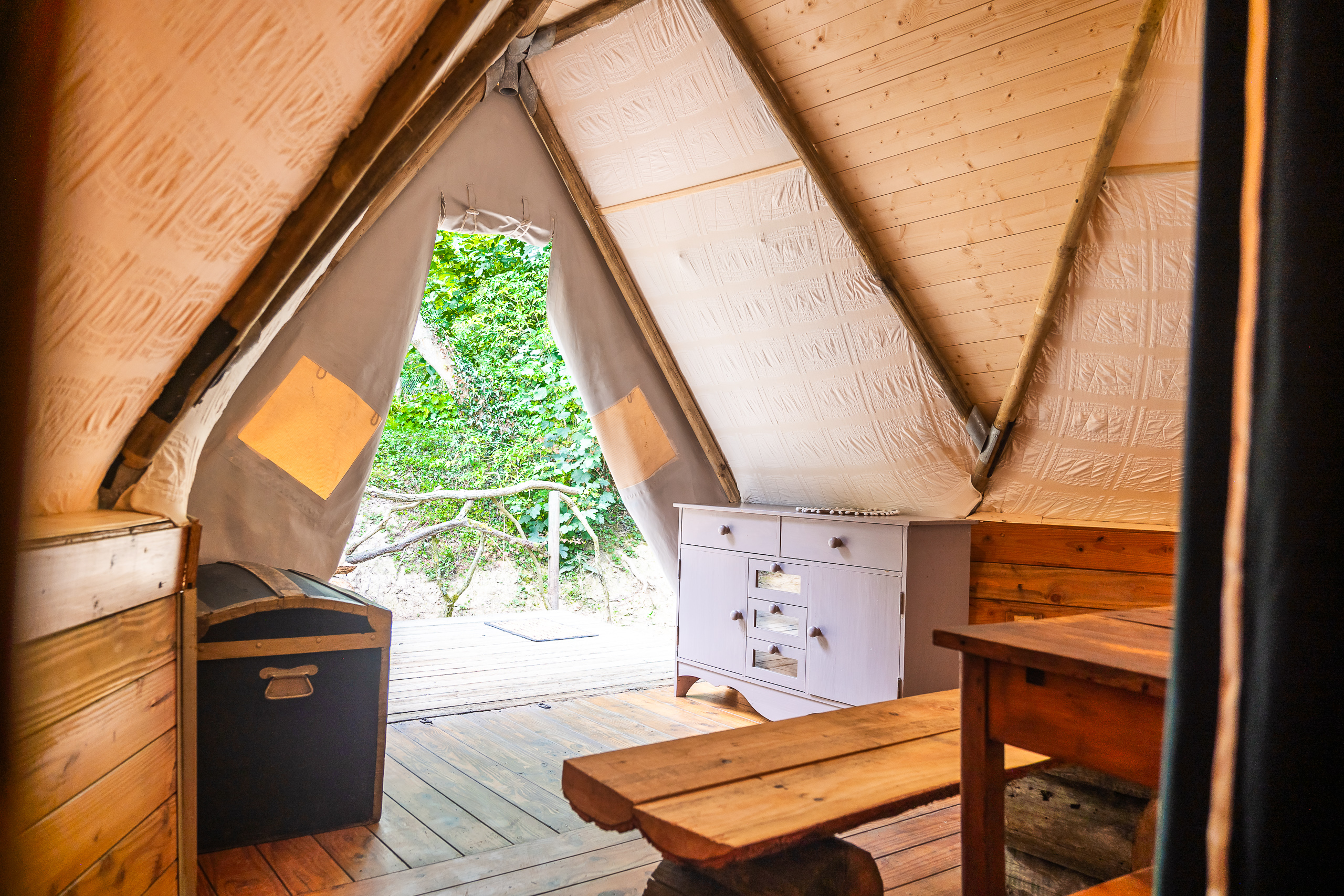 Au-Bonheur-Nomade - vue intérieure du tipi trappeur, de la terrasse et du salon. Banc rustique fait maison
