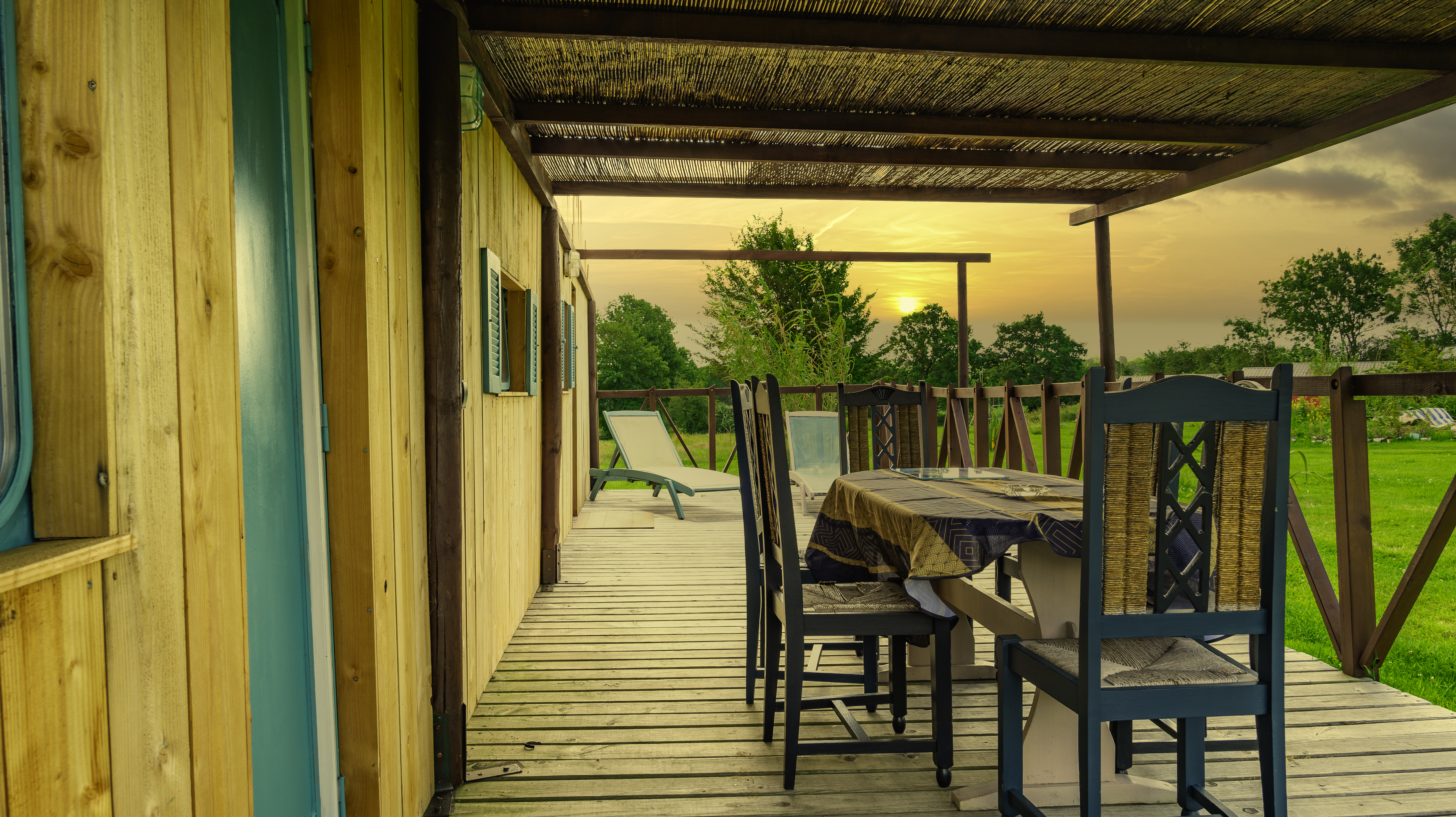 Au-Bonheur-Nomade-MobilHome-Exterieur Vue sur campagne jardin et terrasse