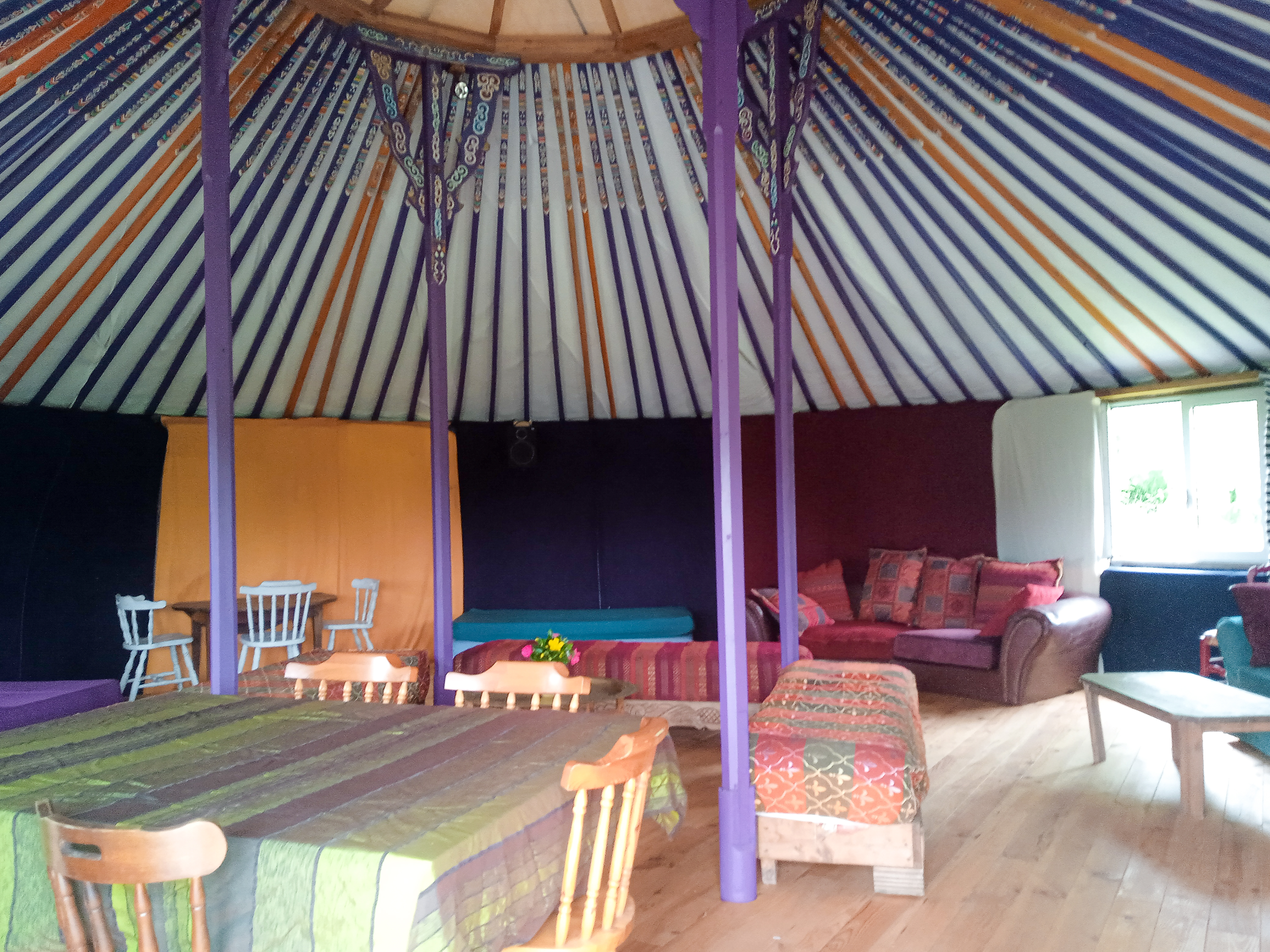 Au-Bonheur-Nomade-Intérieur de la yourte contemporaine Giant de 88m²