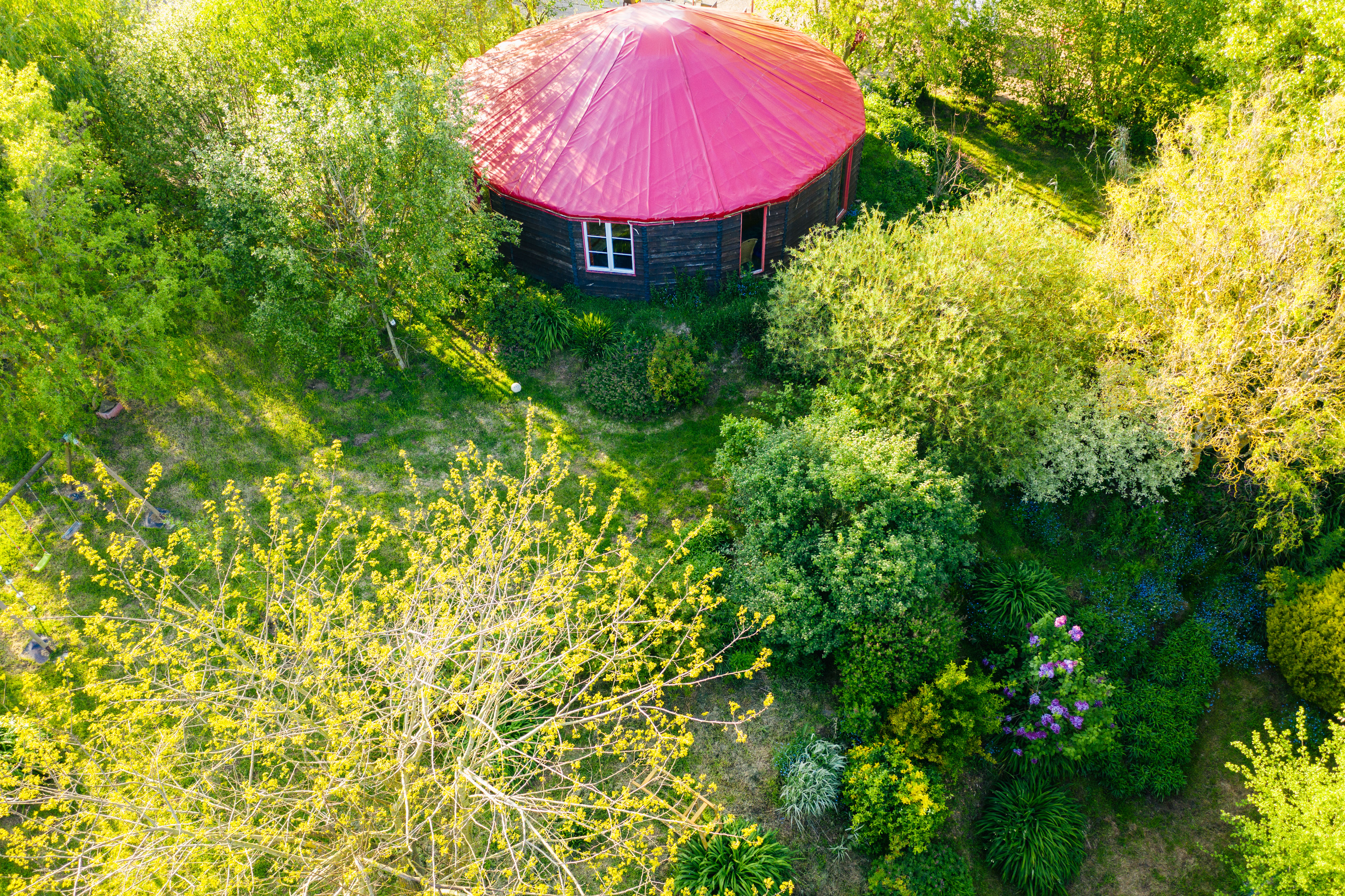 Vue aérienne de la magic yourte de 100m² avec son jardin