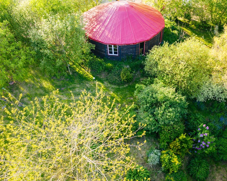 Vue aérienne de la magic yourte de 100m² avec son jardin