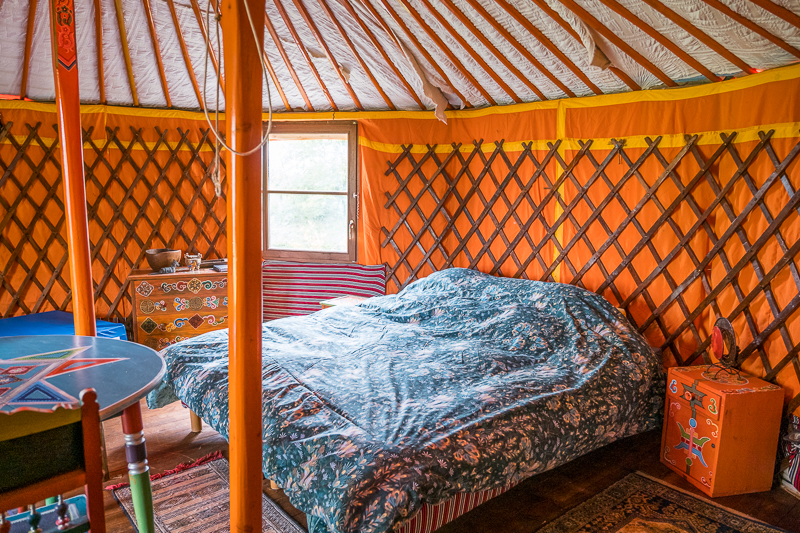Au-Bonheur-Nomade-Yourte-Orange-28m²-Intérieur-Vacances-insolites-famille-2