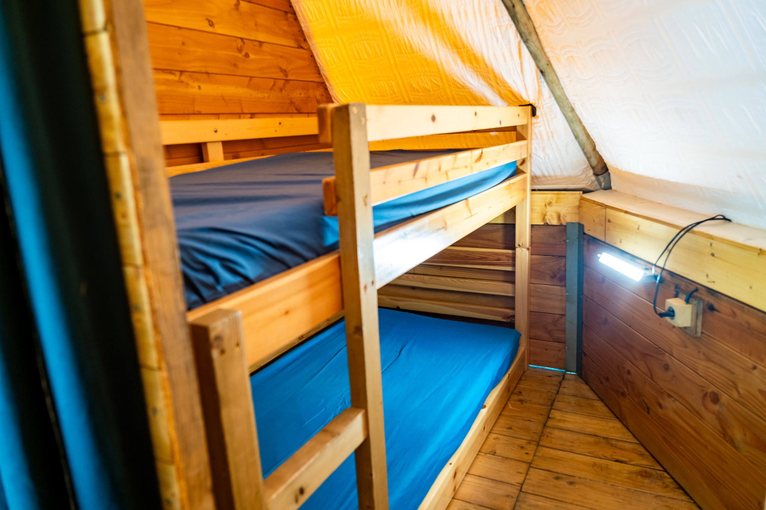 Au-Bonheur-Nomade - vue de côté intérieure du tipi trappeur, de la chambre enfant constituée de 2 lits superposés