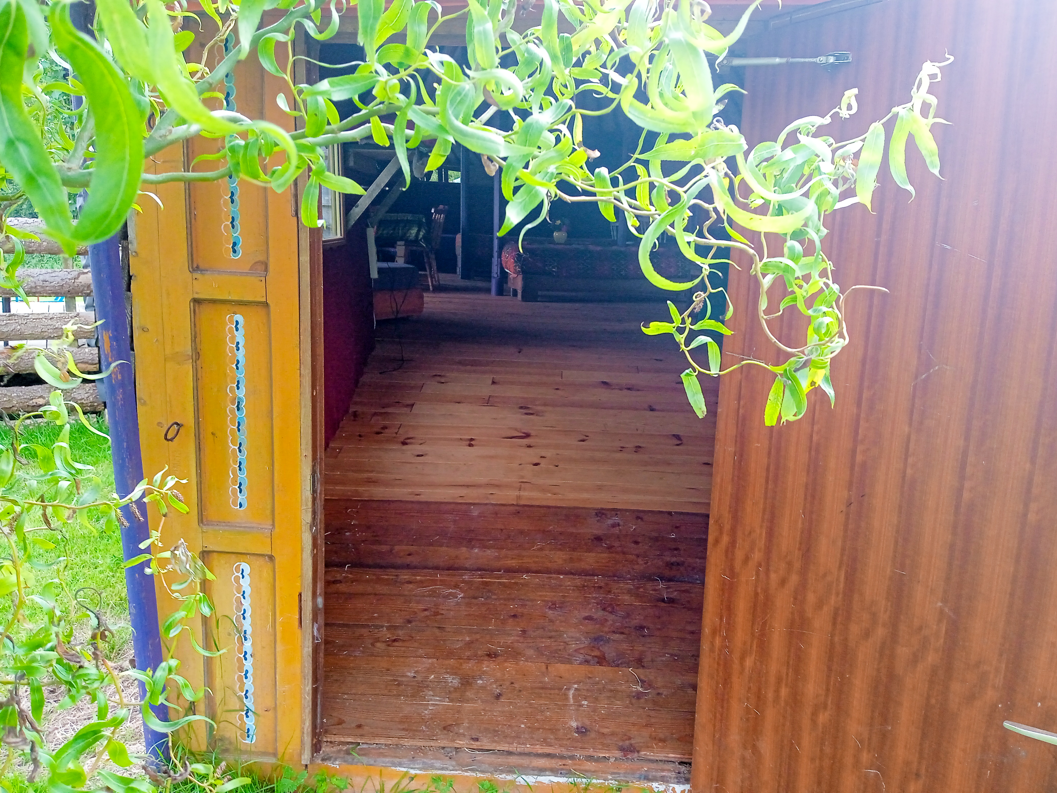 Au-Bonheur-Nomade-Intérieur de la yourte contemporaine Giant de 88m²