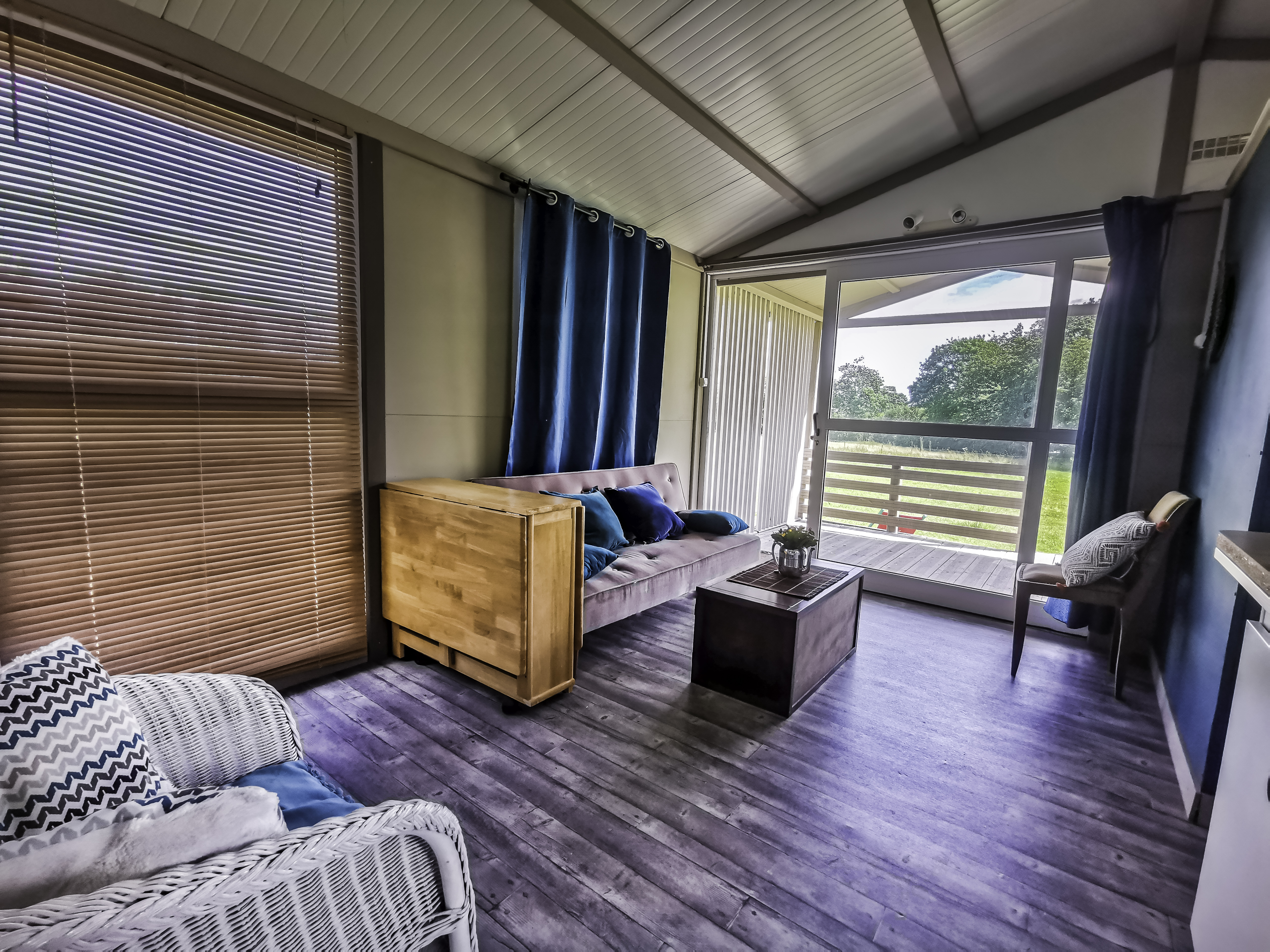 Chalet Orange 6 couchages - Au Bonheur Nomade - Intérieur salon avec canapé et salle à manger