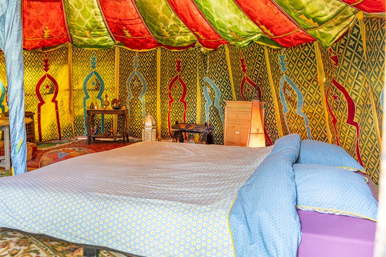 Intérieur Tente caidale marocaine. Vue sur le lit.