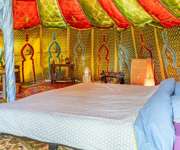 Intérieur Tente caidale marocaine. Vue sur le lit.