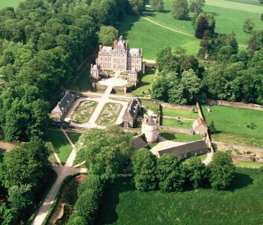 Château de Balleroy vue sur le jardin à la francaise. Photo prise au drone.