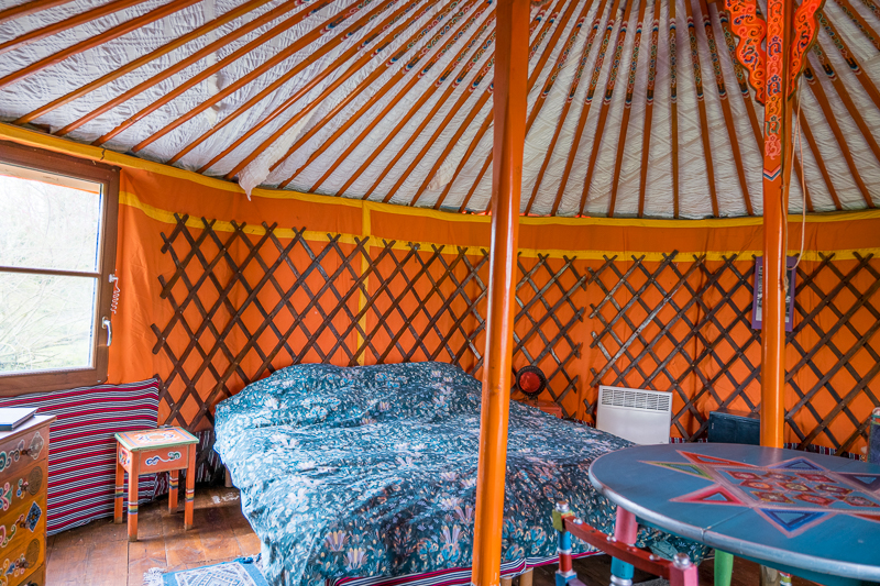 Au-Bonheur-Nomade-Yourte-Orange-28m²-Intérieur-Vacances-insolites-famille-1