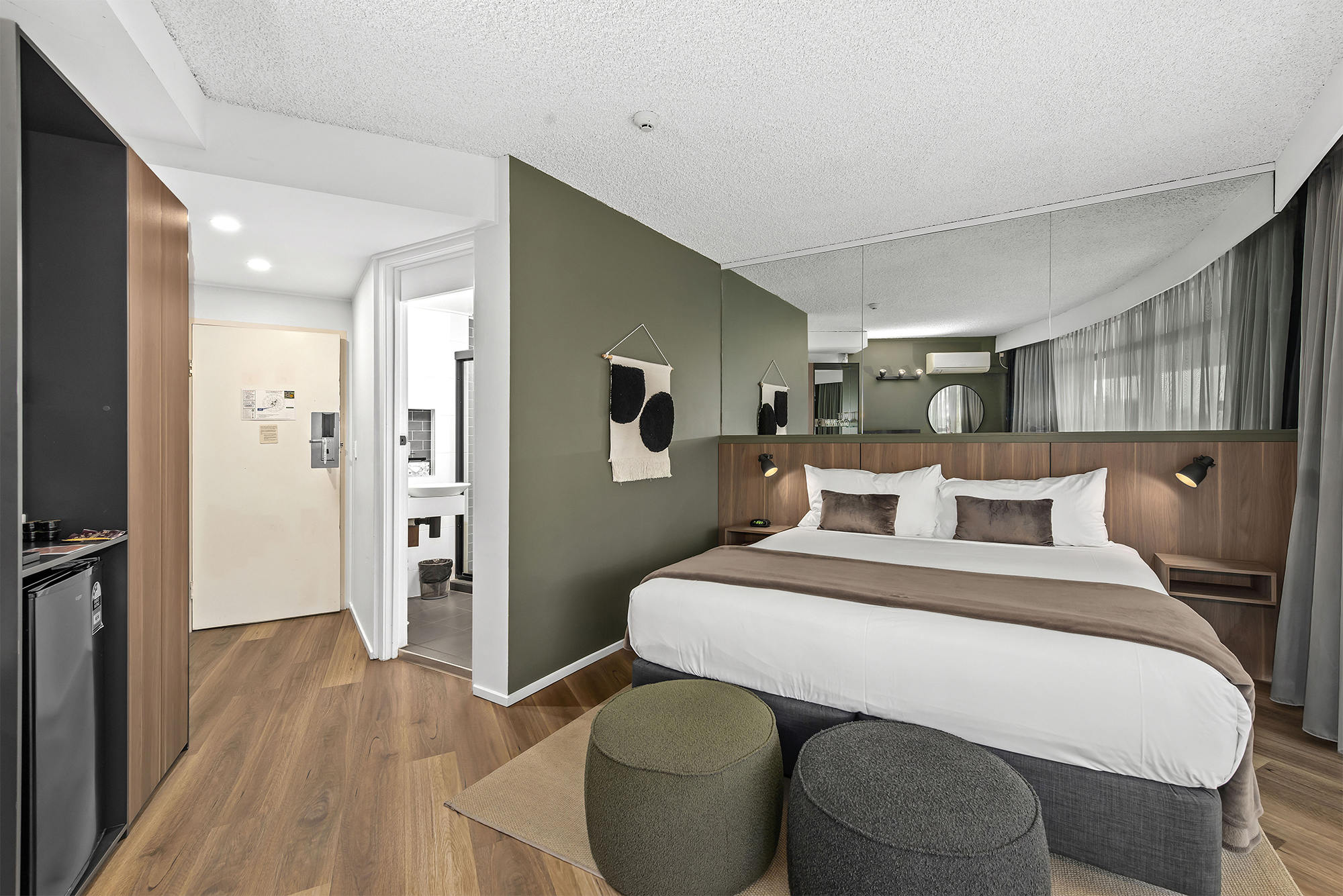 King room at the Tower Mill Hotel Brisbane, with bathroom en-suite