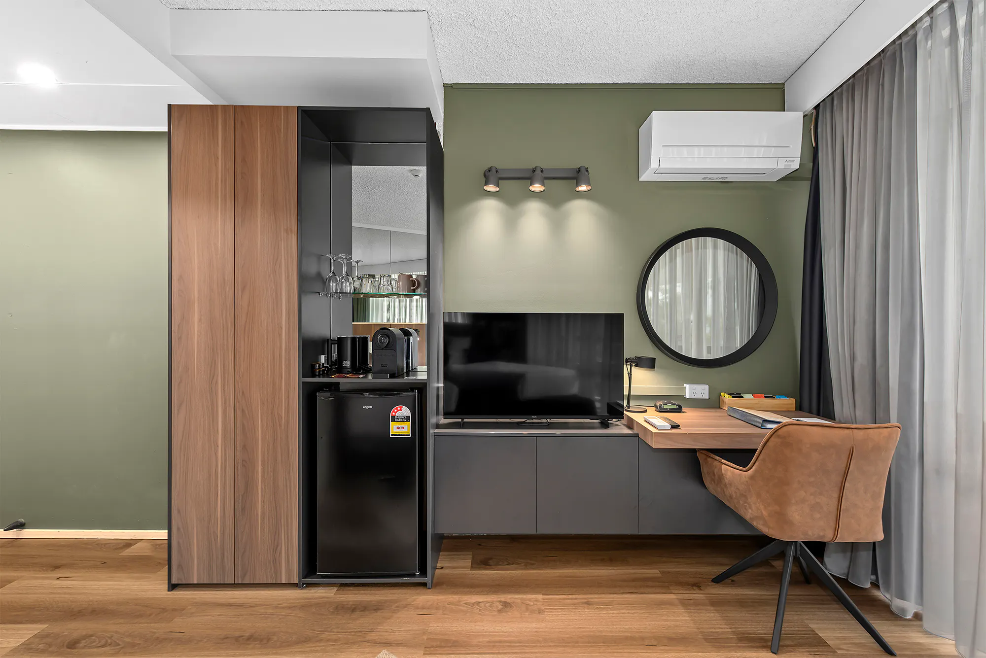 Tower Mill Hotel Brisbane twin room work desk