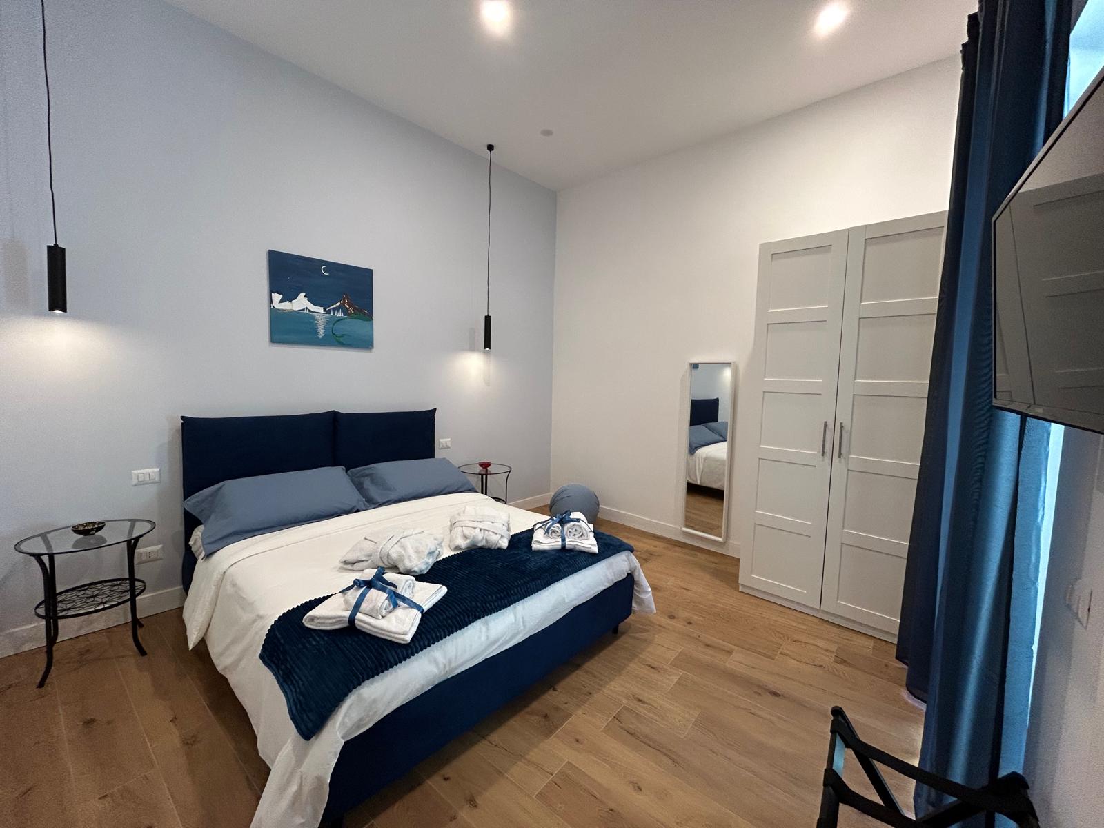 Letto matrimoniale curato in camera moderna.