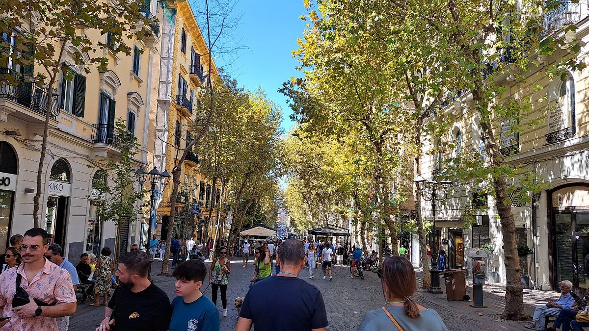 Via Scarlatti, area pedonale vicino alla struttura.