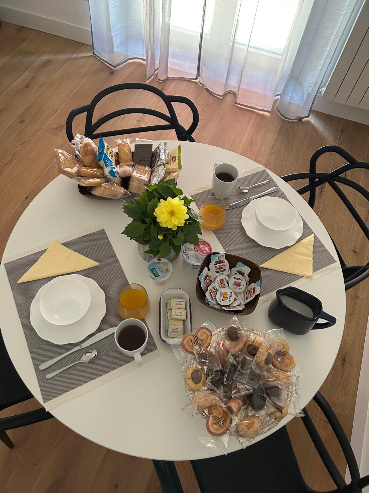 Tavolo apparecchiato per la colazione in appartamento.