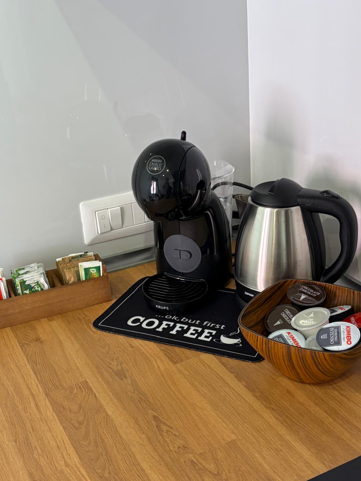 Angolo caffè: macchina per il caffè , cioccolato, cappuccino, te e tisane.