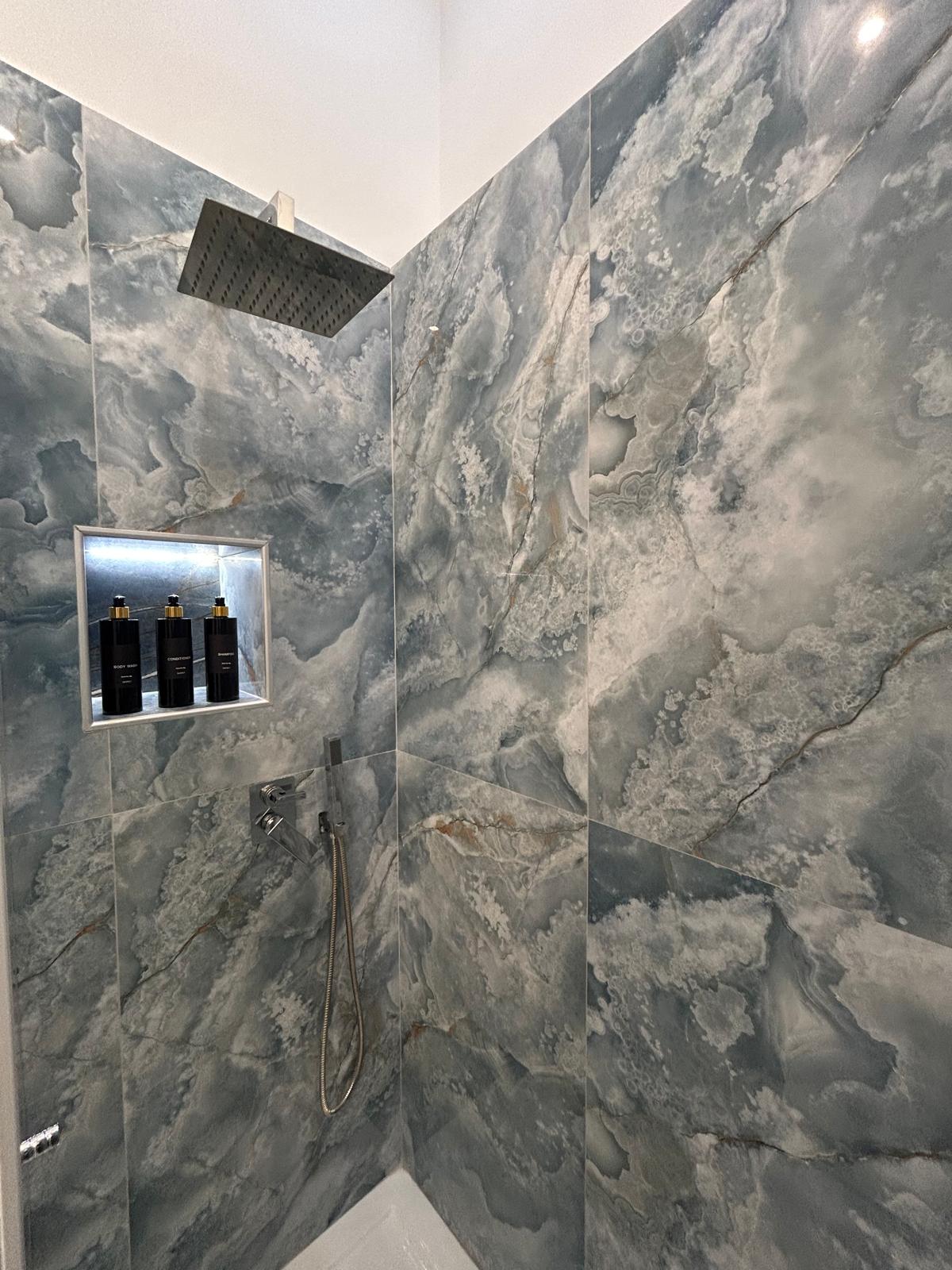 Doccia moderna con sistema di cromoterapia.