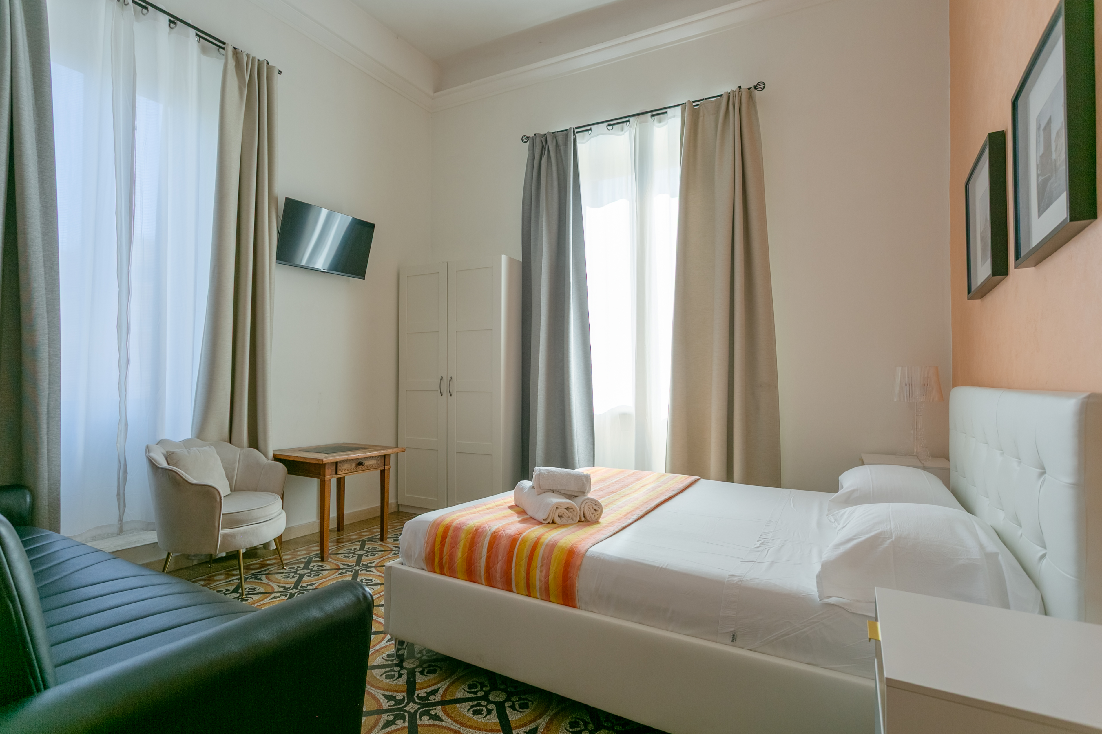 1 - Bedroom with Castel Sant'Angelo view