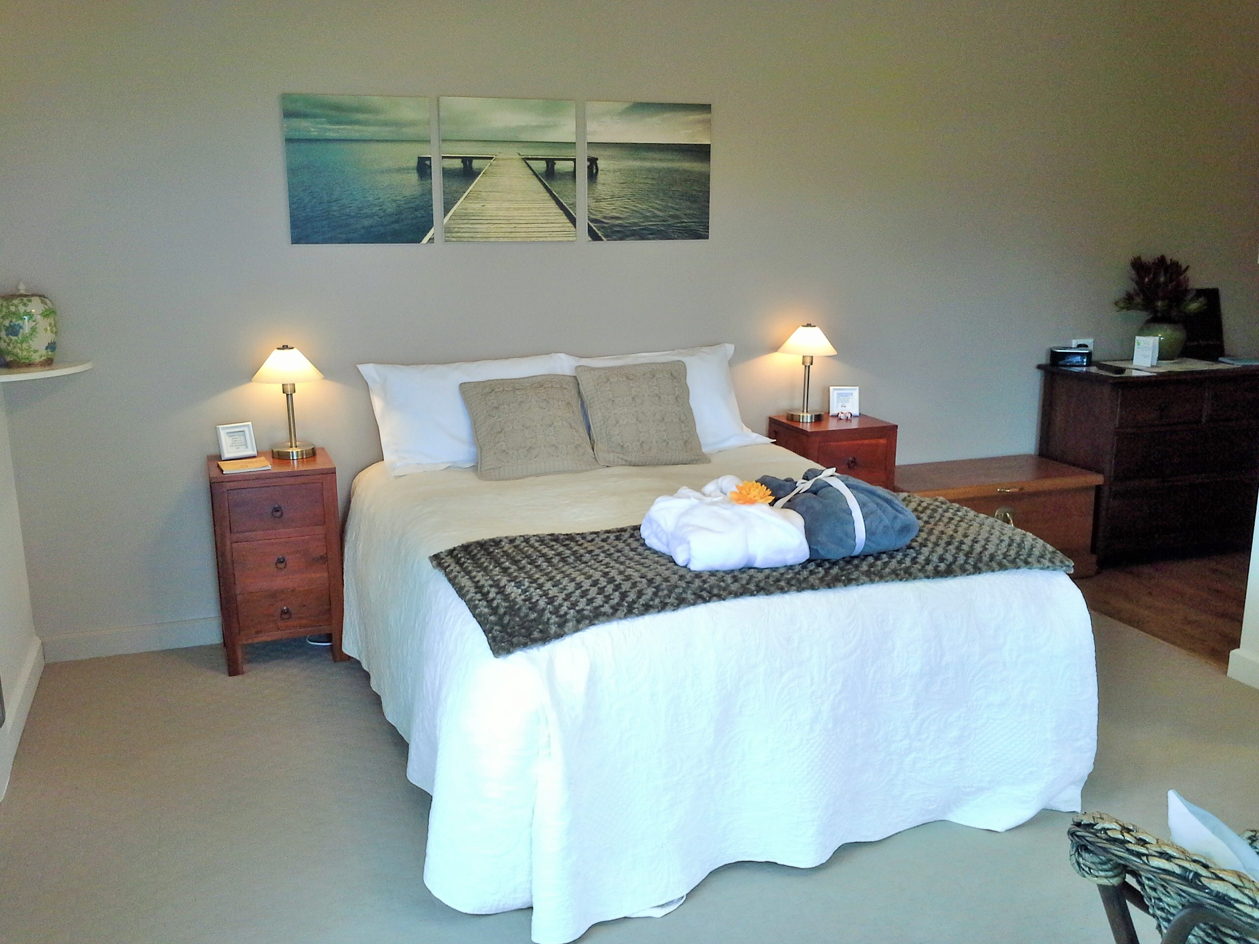 River Room Queen Bed hillsidebedandbreakfasthuonvalley.com