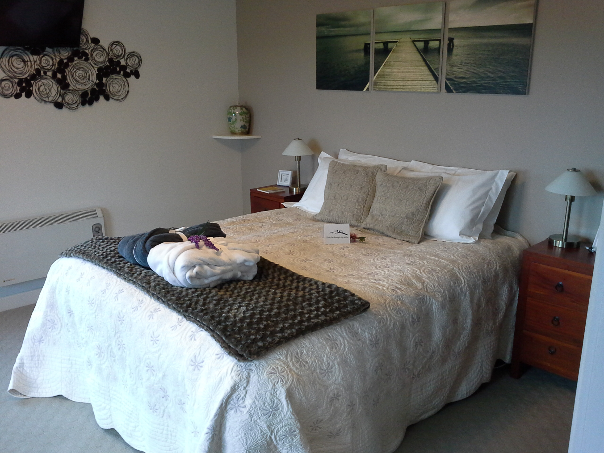 River Room Queen Bed