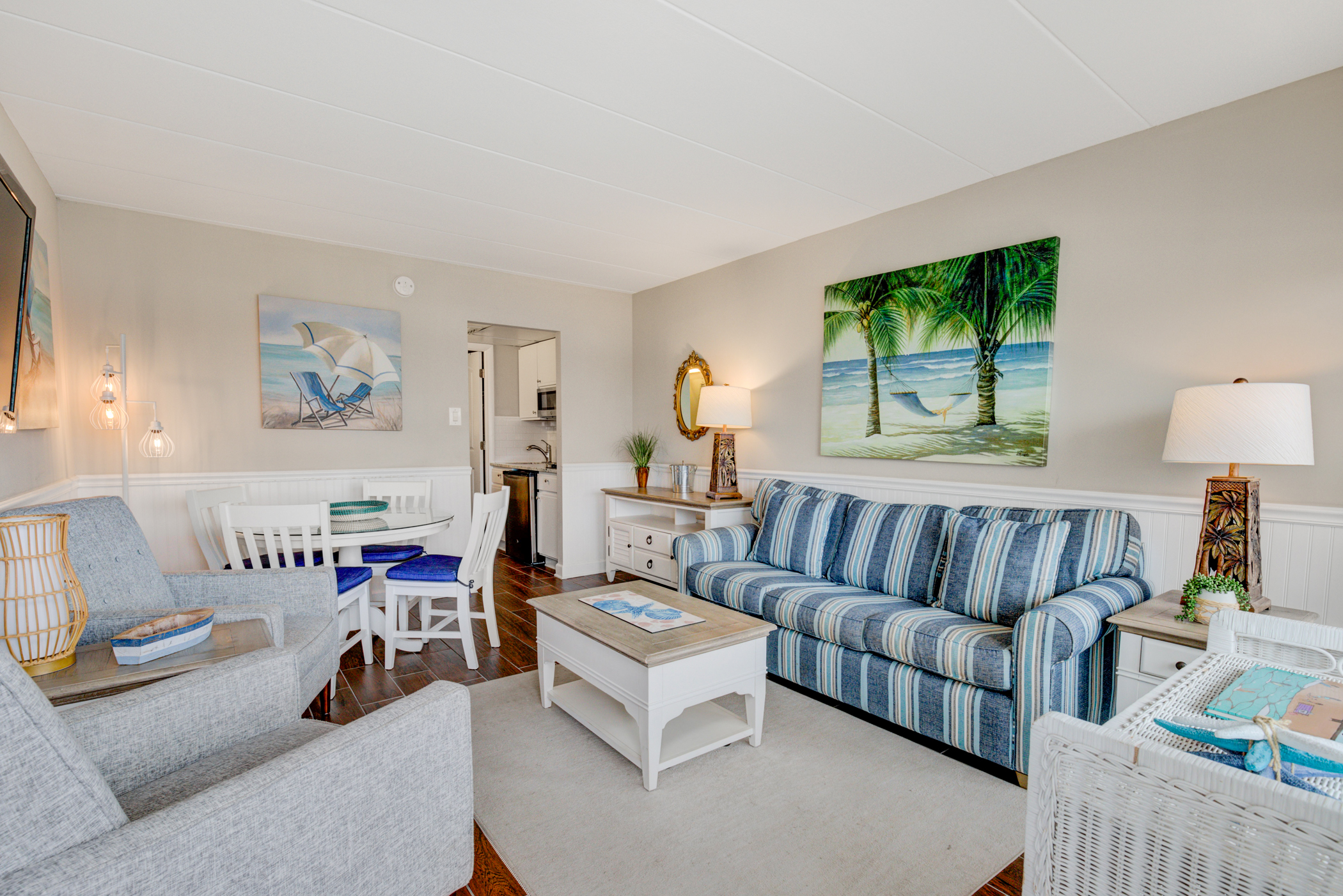 Room 204- Suite room with 2 queen beds & sofa bed | Ocean 7 Motel