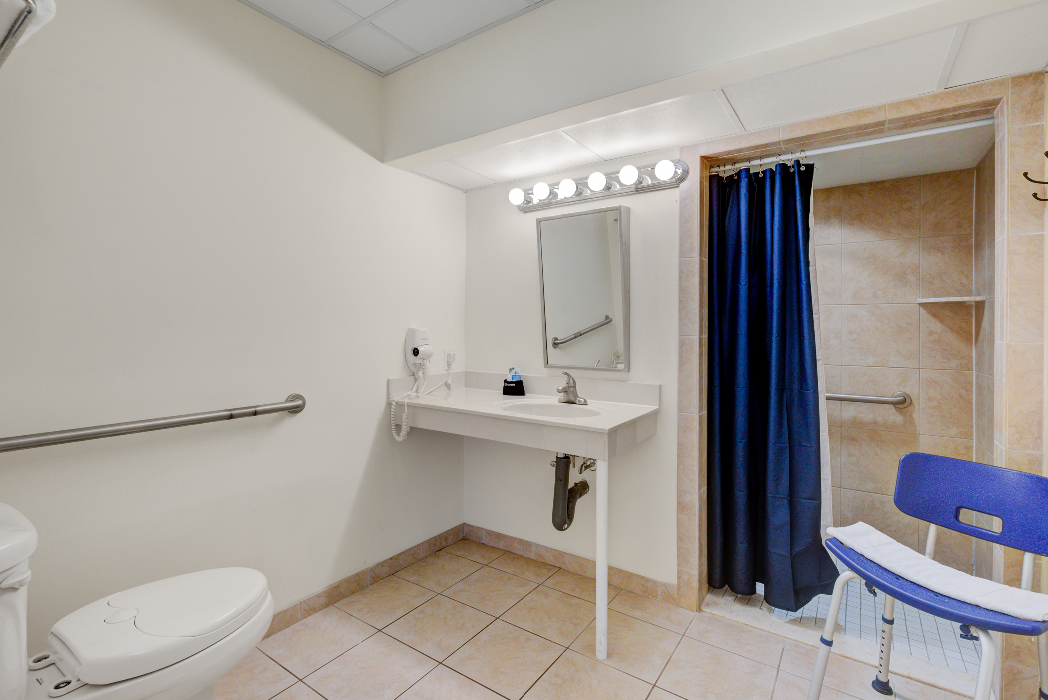 Room 101- Studio room with 1 queen & sleeper- ADA | Ocean 7 Motel